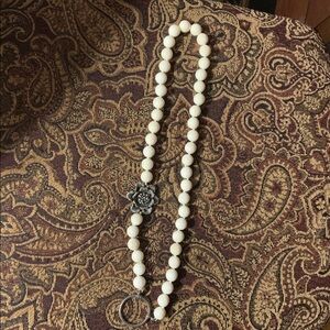La Loop White Coral Beaded Necklace/eyeglass‎ holder with Silver Flower Accent